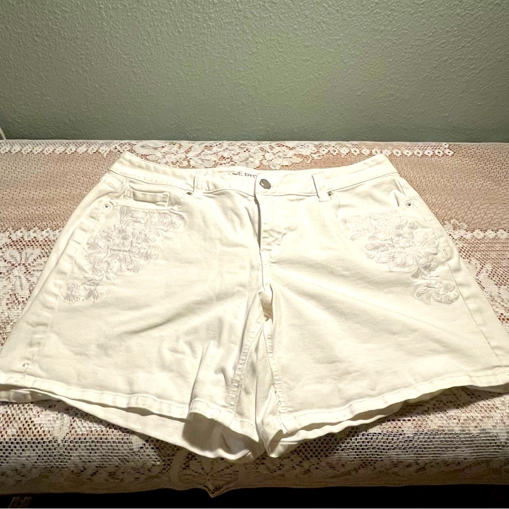 White floral stitched Lane Bryant Shorts
